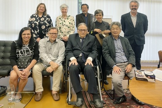 Bastidor da cerimônia. Em pé, Cristina Donadelli, Malu Refinetti, Hugo Segawa, Mônica Junqueira de Camargo e Eugênio Queiroga; sentados, Clara D'Alambert, Andrey Schlee, Carlos Lemos e Victor Hugo Mori<br />Foto Victor Hugo Mori 