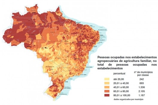 Pessoas ocupadas nos estabelecimentos agropecuários de agricultura familiar no total de pessoas ocupadas nos estabelecimentos em dados de 2017<br />Elaboração dos autores a partir de imagem do IBGE, 2020, p. 298 