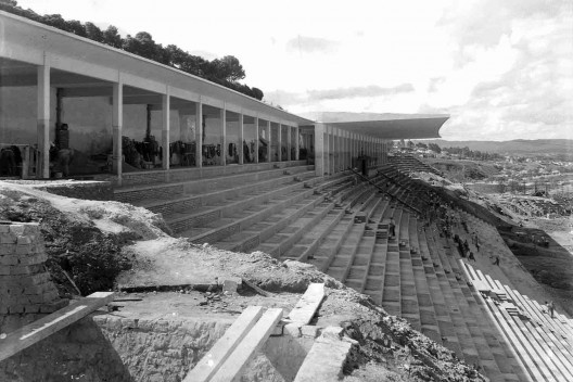 Estádio e complexo poliesportivo do Pacaembu, construção, São Paulo, anos 1940<br />Foto divulgação  [Acervo FAU USP / livro <i>Museu do Futebol</i>]