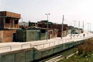 Creación de la via peatonal y de la ciclovía en el borde de la bahia de Guanabara, en la favela Parque Royal, Estudio Archi 5. [MH]