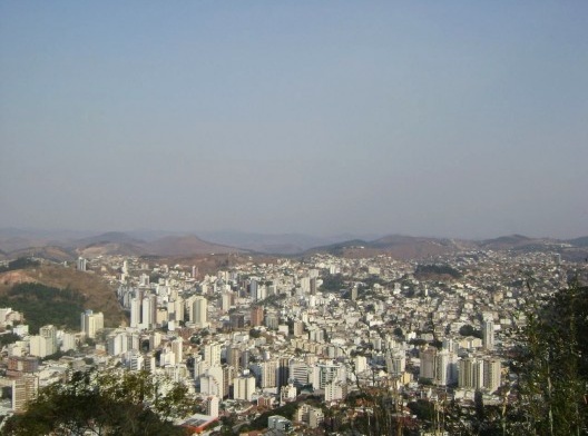Vista panorâmica da cidade de Juiz de Fora, abril de 2007<br />Foto bolapiercing  [Wikimedia Commons]