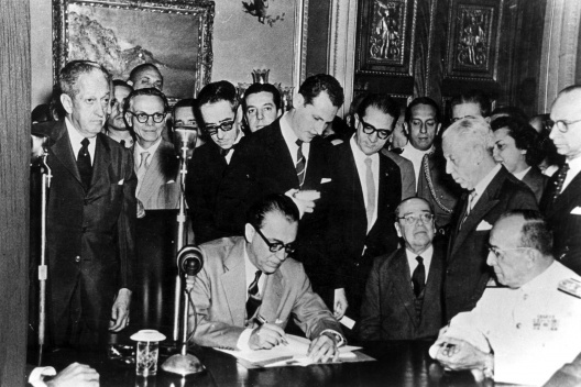 Juscelino Kubitschek em solenidade de inauguração de Brasília<br />Foto M. M. Fontenelle  [Departamento de Patrimônio Histórico do Distrito Federal]