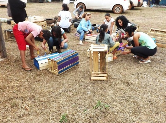 01. Atividade educativa de construção de mobiliário conduzida durante o Seminário Nacional de Escritórios Modelos de Arquitetura e Urbanismo – SeNEMAU  entre 20 e 27 de junho de 2016 em Cuiabá<br />Foto divulgação 