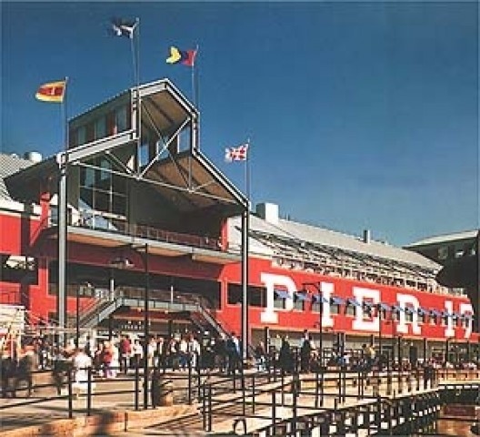 Pier 17 no South Street Seaport em Nova York, transformado em shopping-center por Benjamin Thompson Associates
