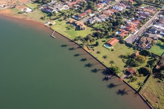 Ocupação irregular da Orla do Lago Paranoá, Brasília DF<br />Foto Joana França 