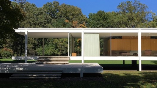 A casa de vidro e sua moradora invisível