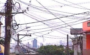 A expansão sem controle da rede de energia elétrica propiciou a ocorrência de roubo de energia, praticado por meio de “gatos”, comumente realizado nas áreas periféricas das grandes cidades brasileiras. 