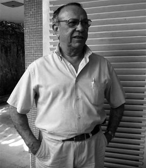Waldeci Pinto em seu escritório, duarnet em entrevista à autora, em fevereiro de 2005 [foto da autora]