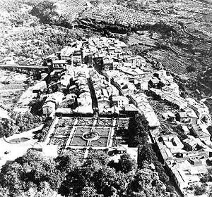 Cidade de Bagnaia, Itália, com a Villa Lante construída por Bignola no final do século XVI [BENÉVOLO, Leonardo. A história da cidade. São Paulo, Perspectiva, 1983]