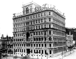 Hotel Palace, na Av. Central, vendo-se parte do Morro do Castelo<br />Foto de Augusto Malta  [http://www.almacarioca.com.br/]