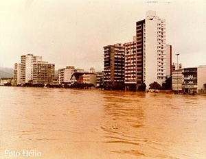 Blumenau, cenas de enchentes de 1982 [http://campeche.inf.furb.br]