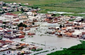 Ocupação de terrenos inadequados está na origem de deslizamentos, erosão e enchentes no período do verão: fatos que implicam em riscos iminentes a vida de toda a cidade [www.midiaindependente.org]