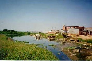 Ocupação de terrenos inadequados está na origem de deslizamentos, erosão e enchentes no período do verão: fatos que implicam em riscos iminentes a vida de toda a cidade [www.midiaindependente.org).]