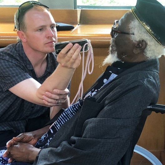 Demas Nwoko sendo entrevistado por Rupert Bickersteth<br />Foto Giovanna Rosso Del Brenna  [Dezeen.com 06.]
