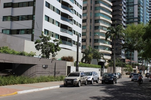 A cidade excludente: muros, cercas, portões, guaritas e calçadas vazias<br />Foto Roberto Ghione 