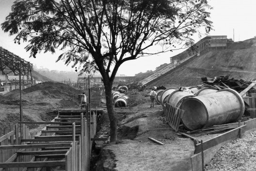 Estádio e complexo poliesportivo do Pacaembu, construção, São Paulo, anos 1940<br />Foto divulgação  [Acervo FAU USP / livro <i>Museu do Futebol</i>]
