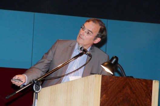 Barry Bergdoll, dos Estados Unidos, apresentou a conferência Marcel Breuer and the Invention of Heavy Lightness, no auditório Maria Montessori<br />Foto Michelle Schneider 