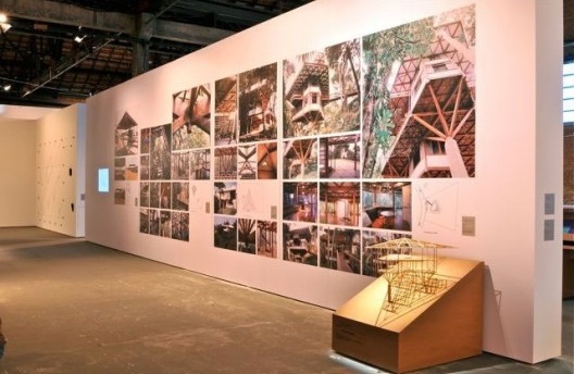 Exposição Território de Contato, Marcos Acayaba e Nicolás Robbio (módulo 2), curadoria Marta Bogéa e Abilio Guerra, Sesc Pompéia, 2013<br />Foto Juan Guerra 