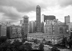 Edifícios Esther (Álvaro Vital Brasil, 1938), Itália (Franz Heep, 1965), Copan (Oscar Niemeyer, 1951) e Hilton, Praça da República, São Paulo, 1975 [SAN/DIM/DPH/SMC/PMSP]