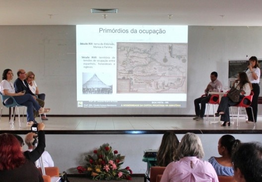 III SAMA, mesa redonda “Arquitetura Moderna na Amazônia II”: à esquerda, Cybelle Miranda (mediadora, UFPA), José Alberto Tostes (UNIFAP) e Cláudia Nascimento (UFRR); à direita, Josélia Alves (UFAC), Graciete Guerra (UFRR) e Márcio Baraúna (UFRR)<br />Foto Jacqueline Romaro  [LAHCA-FAU/UFPA]