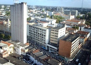 Fig. 4: Aspectos da área central de João Pessoa. A maioria das edificações verticais do centro apresenta comércio lucrativo no térreo, enquanto os demais pavimentos encontram-se abandonados, transformados em depósito ou ocupados pelos chamados "sem teto"<br />Foto Paulo Falconi, 2007 