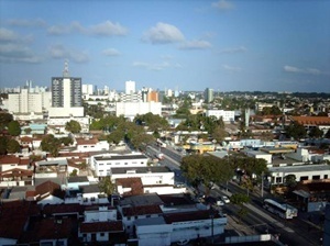Fig. 11: Vista da Avenida Epitácio Pessoa, eixo de ligação entre o centro principal e os bairros litorâneos, vendo-se ao fundo a área litorânea. Espécie de centro linear, a avenida é composta por atividades de serviços especializados<br />Foto Paulo Falconi, 2007 