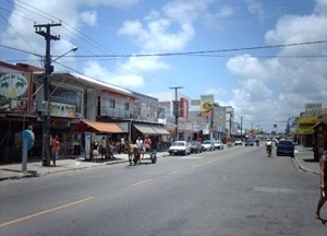 Fig. 19: A Avenida Josefa Taveira, principal via do Bairro de Mangabeira, apresentando um comércio e serviços diversificados, além do reforço de atividades informais<br />Foto Paulo Falconi, 2007 