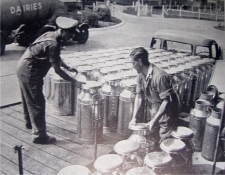 Processo de beneficiamento do leite: transporte das fazendas à usina em latões [EKMAN, 1966]