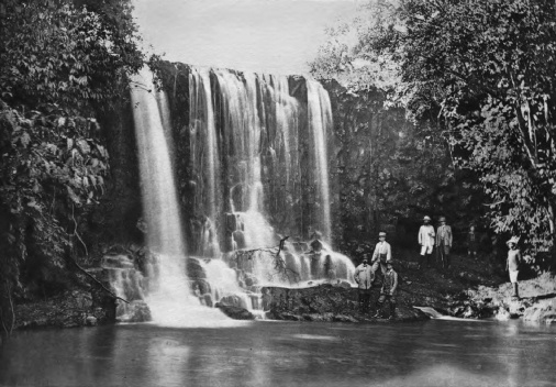 Membros da Comissão Cruls na cachoeira do rio Cassú, 1892‐93 [Relatório da Commissão  ao Ministro da Industria, Viação e Obras Públicas. Op. cit.]