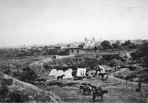 O acampamento da Comissão Cruls perto da cidade de Santa Luzia 1892‐93 [Relatório da Commissão  ao Ministro da Industria, Viação e Obras Públicas. Op. cit.]
