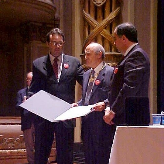 Joaquim Guedes recebe o Colar do IAB de Gilberto Belleza, presidente do IAB-SP, e de Haroldo Pinheiro, presidente do IAB-DN<br />Foto Gilberto Belleza 