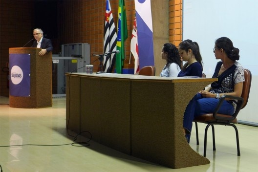 Fernando Vázquéz coordenando a mesa com as presenças de Silvia Raquel Chiarelli, Fernanda Critelli e Audrey Migliani, Encontro Núcleo Docomomo-SP 2015<br />Foto André Marques 