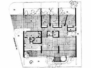 Planta da Residência Milton Sabag, arquiteto Miguel Juliano, 1972. Na área dos dormitórios foi criado um elemento paisagístico que impede a passagem do ruído da rua [Revista Casa & Jardim, nº 254, 1976, p. 30.]