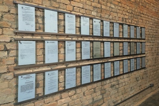 Processos criminais e outros documentos sobre o pixador. Exposição <i>Cripta Djan, em nome do pixo</i>, curadoria João Correia<br />Foto Abilio Guerra 