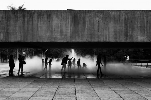 Instalação "No Ar", de Laura Vinci, MuBE, São Paulo, 2017<br />Foto Nelson Kon 