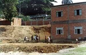 Degradação de talude pela ação dos fatores erosivos, especialmente pela ação do runoff. Na parte central, o início de uma voçoroca. Maio 2001 [Souza, 2001]