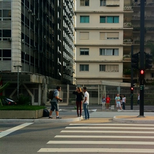 Pessoas aguardando a liberação da faixa de pedestres, São Paulo<br />Foto Abilio Guerra 