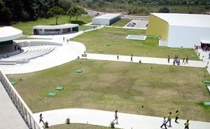 Vista geral desde o mirante. À esquerda vê-se o anfiteatro, a lanchonete e o bloco de serviços. À direita o auditório<br />Foto Aristóteles Cordeiro e Mariama Ireland 