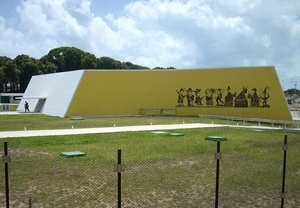 O auditório e o mural “Cavalo Marinho” de José Costa Leite <br />Foto Aristóteles Cordeiro e Mariama Ireland 