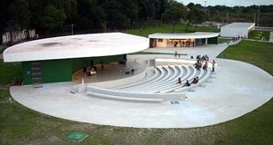 Vista do conjunto formado pelo Anfiteatro e a lanchonete / loja com o bloco de serviços ao fundo <br />Foto Aristóteles Cordeiro e Mariama Ireland 