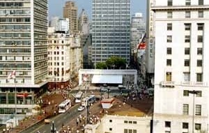 Praça do Patriarca, São Paulo, 2002. Cobertura de Paulo Mendes da Rocha<br />Foto da autora 