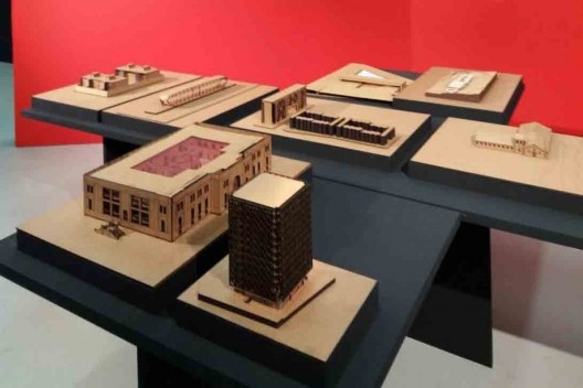 Exposição “Escola Viva”, sala com maquetes (ainda em montagem), Centro Cultural São Paulo<br />Foto Lizete Rubano 