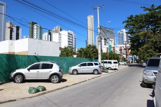 Calçada que se torna estacionamento<br />Foto Roberto Ghione 