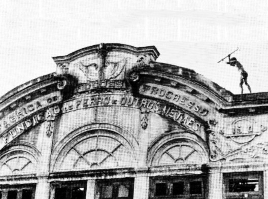 01. Detalhe da fachada da Fundição Progresso e do operário trabalhando na demolição. Imagem reproduzida da Revista do Brasil, Edição Especial, de 1986, p. 14<br />Foto Alcyr Cavalcanti, 1982  [Agência Globo cedida para o Inepac]