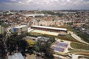 CEU Butantã, São Paulo. Arquitetos Alexandre Delijaicov, André Takiya e Wanderley Ariza<br />Foto Nelson Kon 