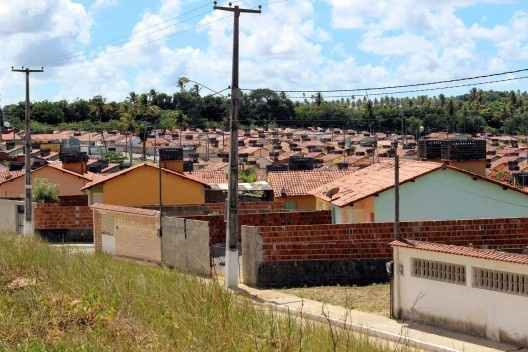 Periferia urbana de planejamento burocrático e unidades padronizadas<br />Roberto Ghione  [divulgação]