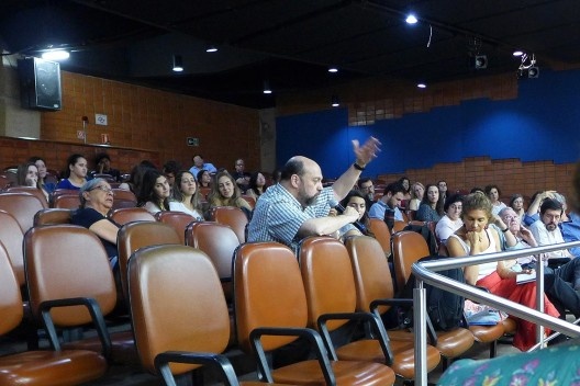 Gustavo Rocha-Peixoto comenta a apresentação de Carlos Eduardo Dias Comas, Encontro Núcleo Docomomo-SP 2015<br />Foto André Marques 