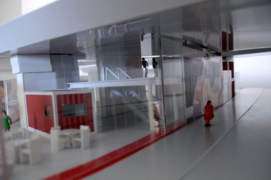 Figura 14 – Vista Rua Santo Antonio –praça cultural: Mezanino e Biblioteca e pré-escola abaixo, café e vidros adesivados