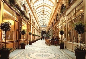 Galerie Vivienne, Paris século XIX [http://www.conexaoparis.com.br/2007/07/14/galerie-vivienne-charme-das-passagens-cobertas/]