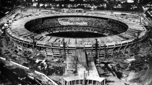 Jogo com estádio do Maracanã em construção, 1950<br />Foto divulgação  [Popperfoto/Getty Images/Veja]
